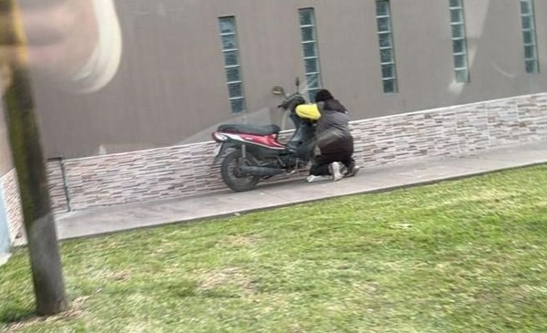 ¡Persecución en MDP! Roba moto y lo atrapan escondido