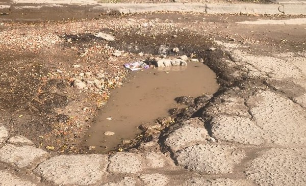 Héroe marplatense tapa baches y salva ruedas.