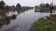 El dramático relato de una vecina que intenta caminar en medio de una "laguna" en el barrio Acantilados