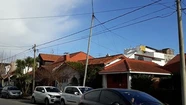 Un poste de teléfono amenaza a una vivienda