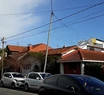 Un poste de teléfono amenaza a una vivienda