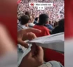 ¡Qué golazo! Un joven lanzó un avión de papel desde una tribuna y la clavó en el arco
