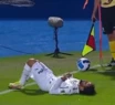 El blooper de la Copa Libertadores: quiso tirar un córner y terminó pateando al juez de línea