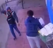 Indignante video: a punta de pistola, le robó la recaudación a un vendedor ambulante de café