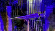 Quiso meterse en una casa, se enganchó en la reja y terminó detenido