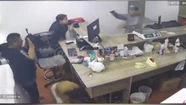 El dueño de la heladería tomó un arma y sacó corriendo al delincuente. 