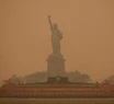 Continúan los incendios en Canadá y Nueva York amaneció cubierta de humo