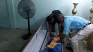 "Con su mano golpeaba el cajón": la dieron por muerta y "revivió" en medio del velatorio