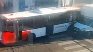 Video: se descompensó el chofer y el colectivo se estrelló contra todo lo que se le cruzó
