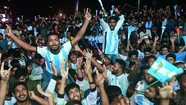 Furor por la celeste y blanca: una postal clásica del Mundial en Bangladesh.