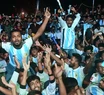 Furor por la celeste y blanca: una postal clásica del Mundial en Bangladesh.