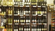Entró a robar una vinería, probó un tinto y un fernet y se quedó dormido: terminó detenido