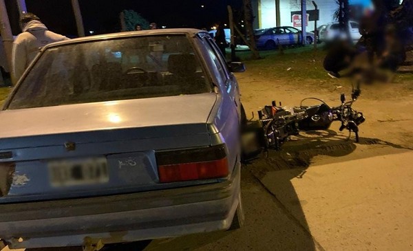 Iba en una moto sin papeles, chocó con un auto y fue hospitalizado | 0223