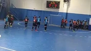 Video: un hincha discutió con un jugador, se metió a la cancha y lo apuñaló dos veces