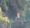 Tremendo video: un nene de 6 años cayó al vacío desde doce metros al romperse la tirolesa