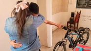 Le robaron la bici en su segundo día como delivery y los vecinos le compraron una nueva 