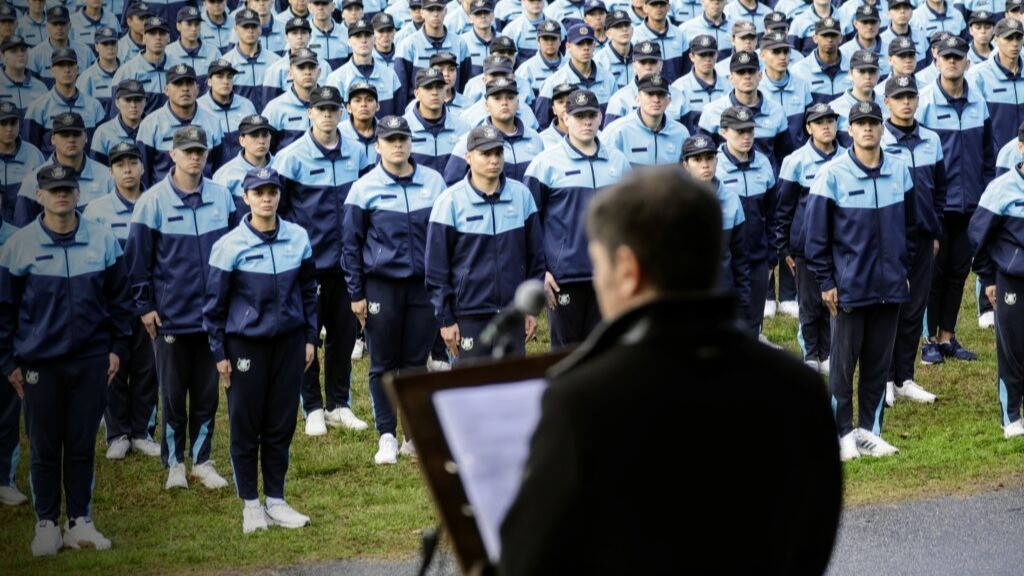 Kicillof tomó juramento a futuros policías y reclamó a Nación fondos para  seguridad | 0223