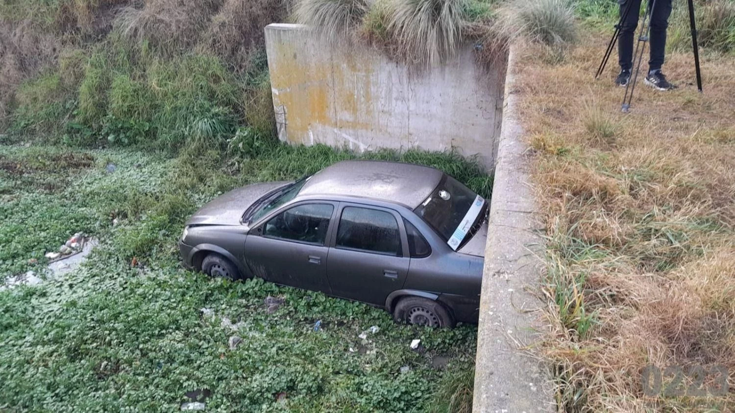 El remis cayó a un zanjón con agua desde unos tres metros de altura. Foto: 0223.