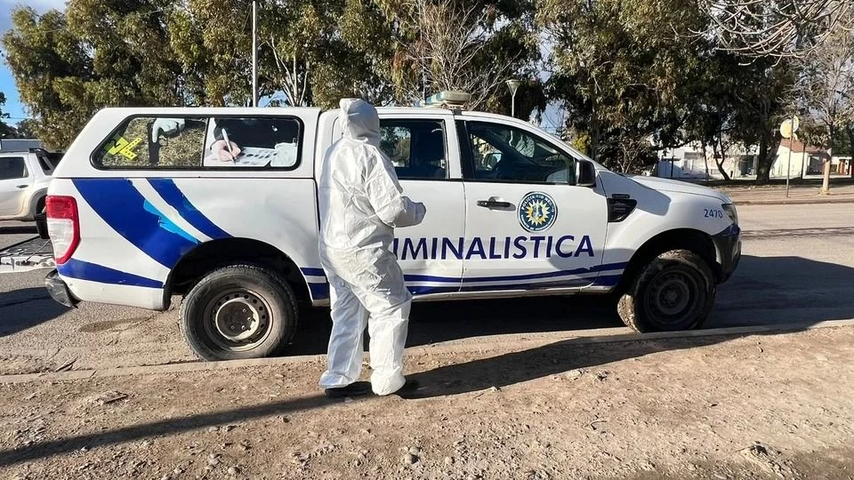 Macabro hallazgo entre escombros: encontraron un cadáver en estado avanzado de descomposición