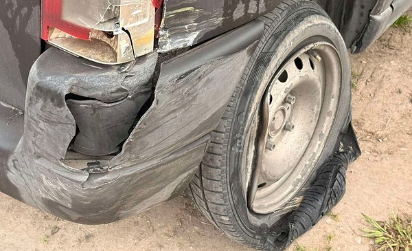 Video: un taxi chocó una camioneta estacionada y se dio a la fuga | 0223