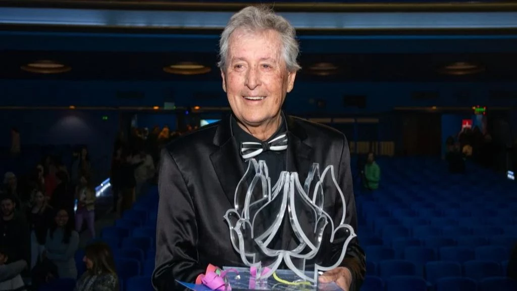 Román recibió el diploma y la escultura “Palomas para la Paz” del Premio Enrique Mayor 2022.