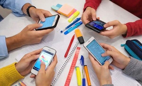 Celulares en las escuelas: el oficialismo busca regular su uso y evitar ...