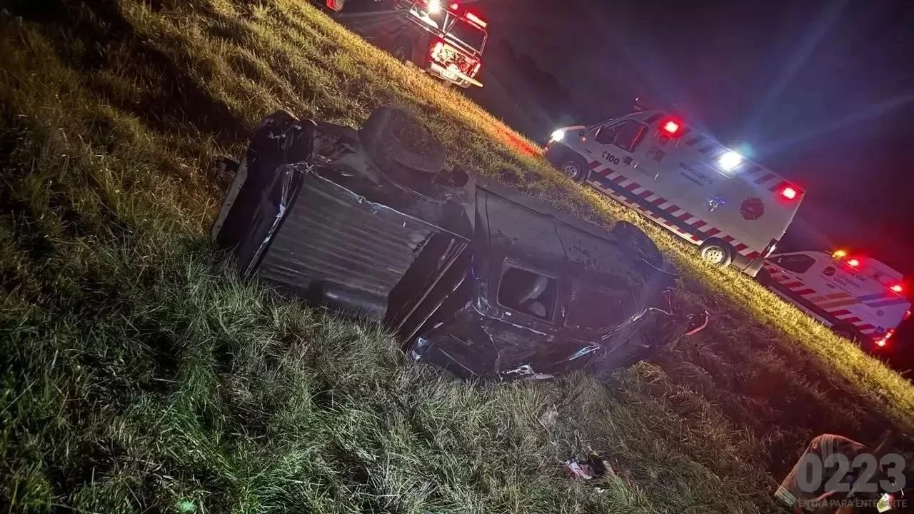 Lo encandilaron las luces de otro auto y volcó en la ruta 226: lo trasladaron al Higa
