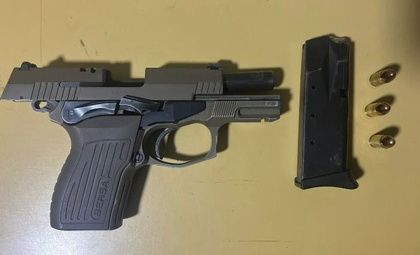 ¡Drama en la calle! Acusación de abuso y pistola en mano