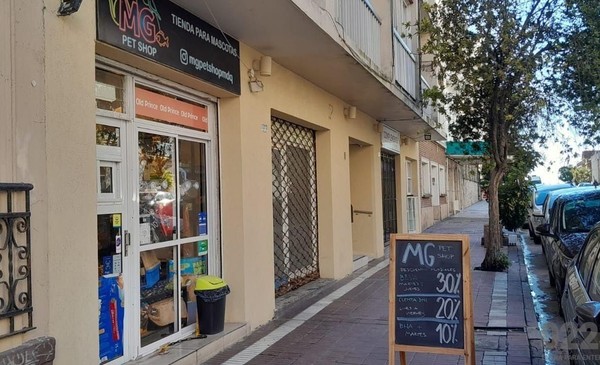 Mega afano en La Perla: loco rompe vidrieras y zafa