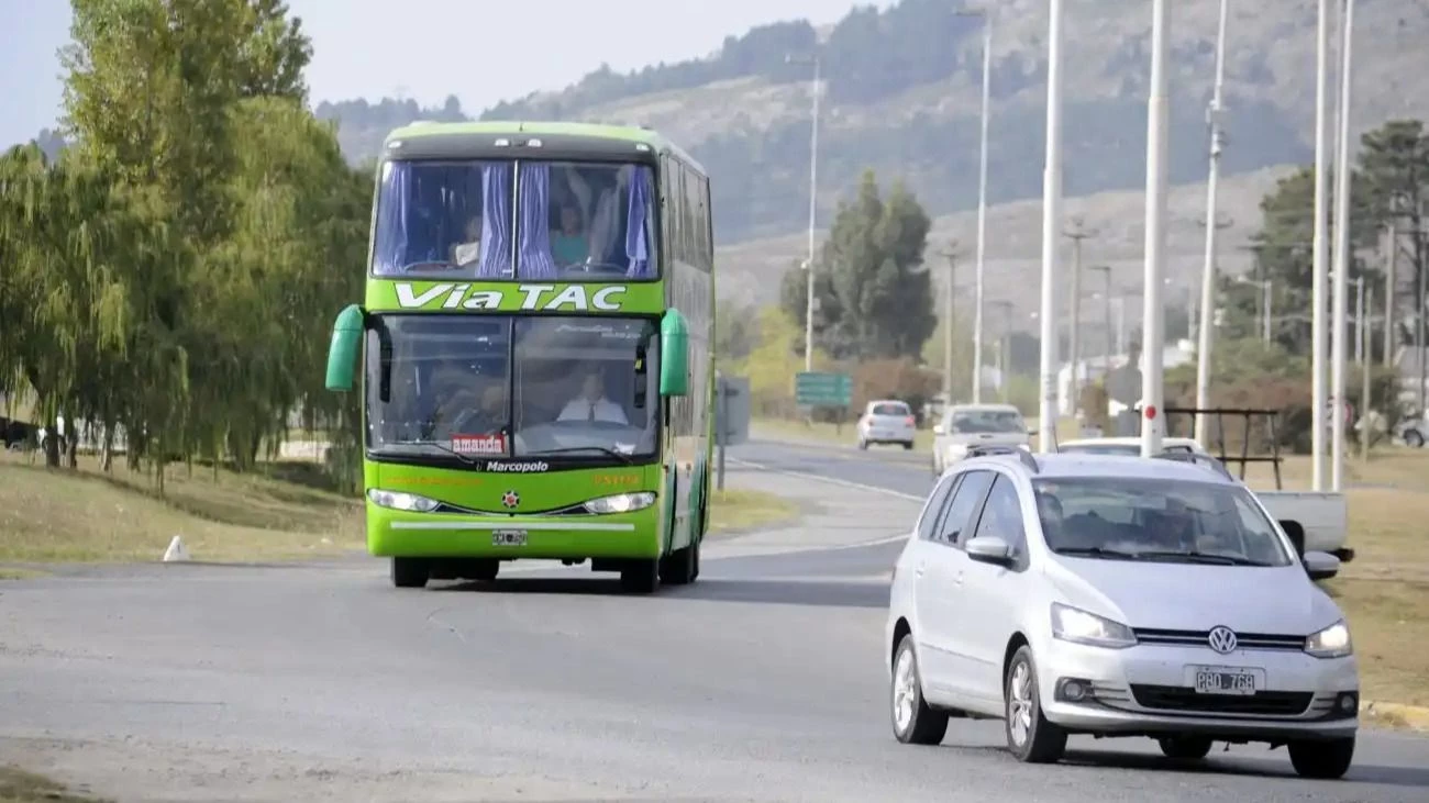 El chofer de un micro que viajaba a Mar del Plata se descompensó, cruzó de carril y terminó en la banquina