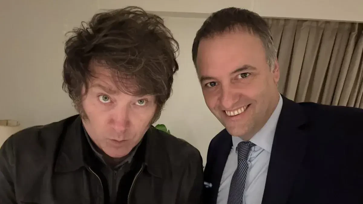 Javier Milei vuelve de España y se reúne con Manuel Adorni por su continuidad