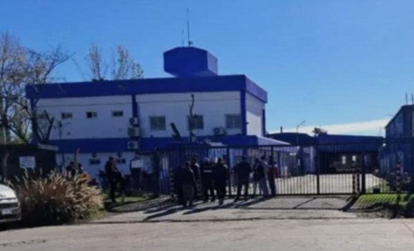 Fábrica de baterías cierra y despide por WhatsApp