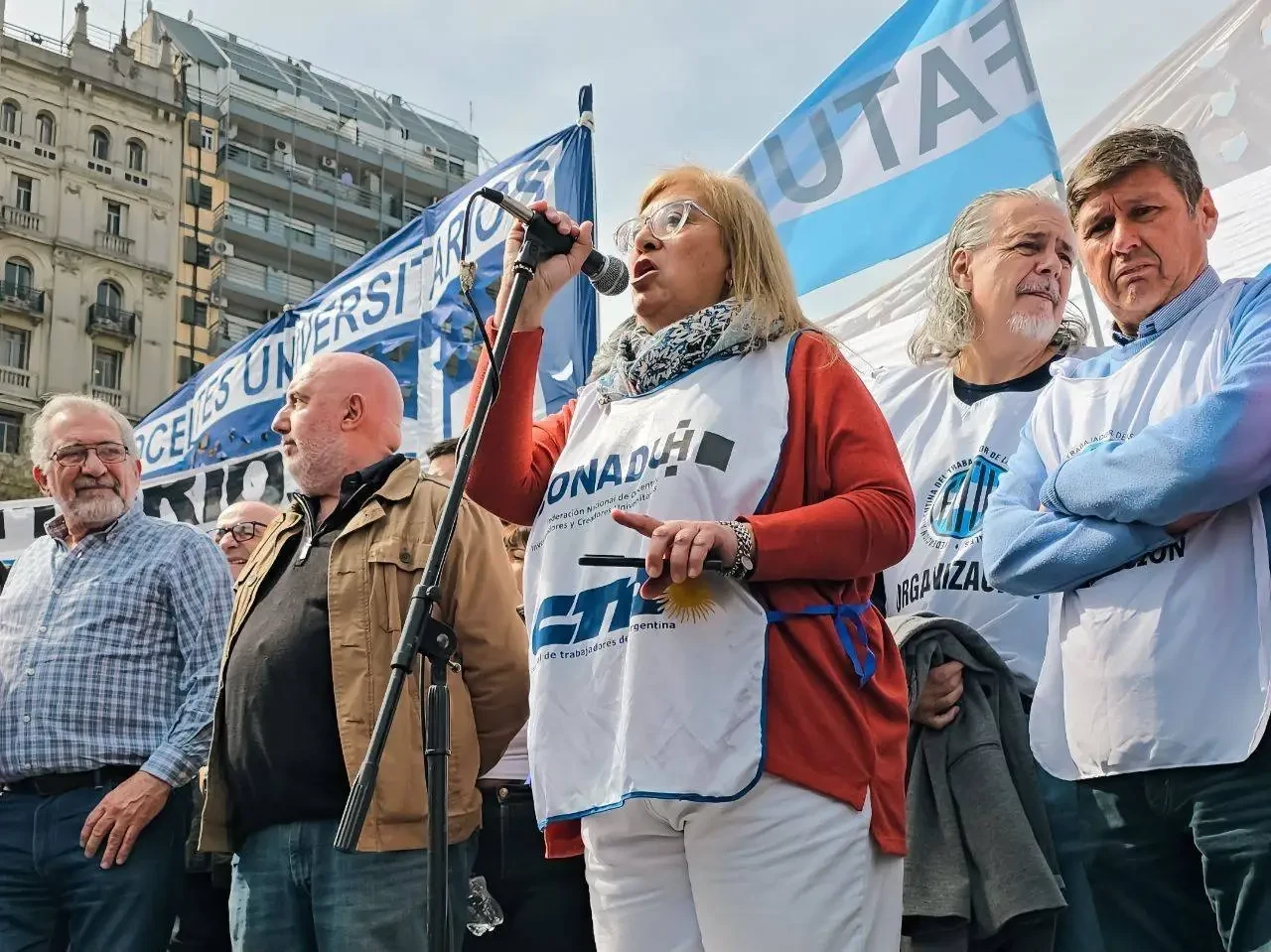 El argumento central del gobierno para hacer los descuentos es que se trató de dos conflictos ajenas a la situación de los docentes municipales.