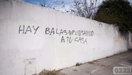 Marchan contra el "brutal" allanamiento a la casa de los hermanos acusados de pintar el paredón a Arroyo