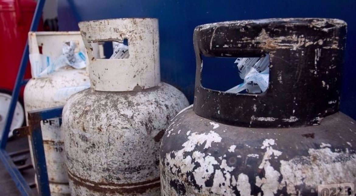 Un peligro: pasaba gas de una garrafa a otra, prendió una amoladora y sufrió graves quemaduras