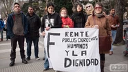 Repudiaron allanamiento a la casa de los hermanos acusados por pintadas contra Arroyo
