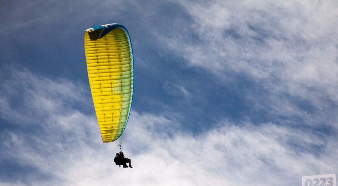 Practicaba parapente y cayó en las sierras: sufrió fracturas en la columna lumbar