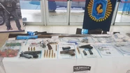 Desbaratan una banda narco: secuestran 2 millones de pesos, drogas y armas de grueso calibre
