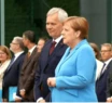 Video: Merkel volvió a temblar en público