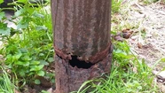 ¡Un peligro! un poste de luz oxidado a punto de caerse en el macrocentro