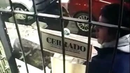 Con una pala, intentó forzar la puerta de un negocio para robar