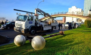 El hallazgo histórico durante el recambio de luminarias del Paseo Dávila