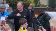 "¡Sos Dios!": Bielsa recibió a los hinchas en la puerta de su casa tras el ascenso