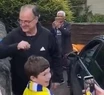 "¡Sos Dios!": Bielsa recibió a los hinchas en la puerta de su casa tras el ascenso