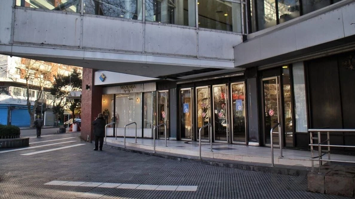 La empresa que compró Los Gallegos fue fundada en 1943 y a lo largo de los años se ha ido transformando, incorporando numerosos paseos comerciales que se conviertieron en emblemas
