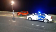 Un joven borracho despistó en la costa, chocó contra el paredón y terminó en la vereda