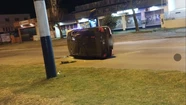Quiso pasar una camioneta a "toda velocidad" y volcó: la hospitalizaron