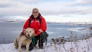 Tango, el perro rescatista, junto a Julián Elizari, su cuidador. (Foto: Télam)
