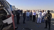 Un micro se estrelló contra un camión estacionado y dejó 25 muertos