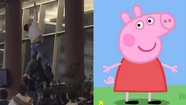 Argentinos y uruguayos formaron una torre humana para recuperar el globo de Peppa Pig que estaba atorado en el techo de la terminal de Buquebús